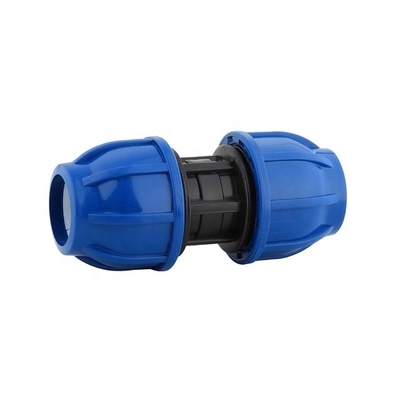 Instalação de compressão em PP azul para abastecimento de água e irrigação agrícola