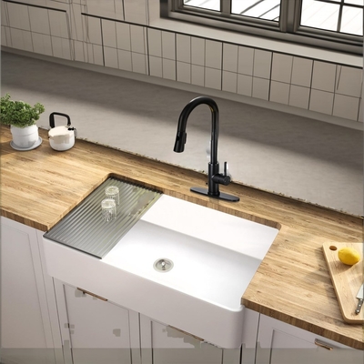 Tubina de cozinha preta fosca com pulverizador e design de latão de estilo contemporâneo