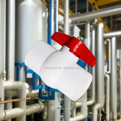 ASTM DIN Válvula de esfera de PVC branco padrão em todos os tamanhos com tamanho de 1,5 polegada e alça vermelha
