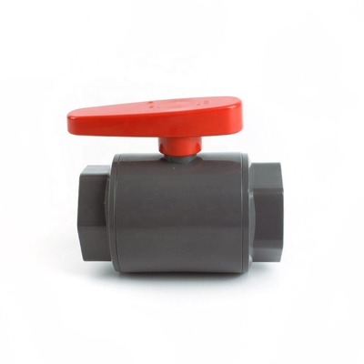 Fabricação de material de encanamento válvula de esferas de PVC de 3 polegadas com desenho roscado e comprimento padrão